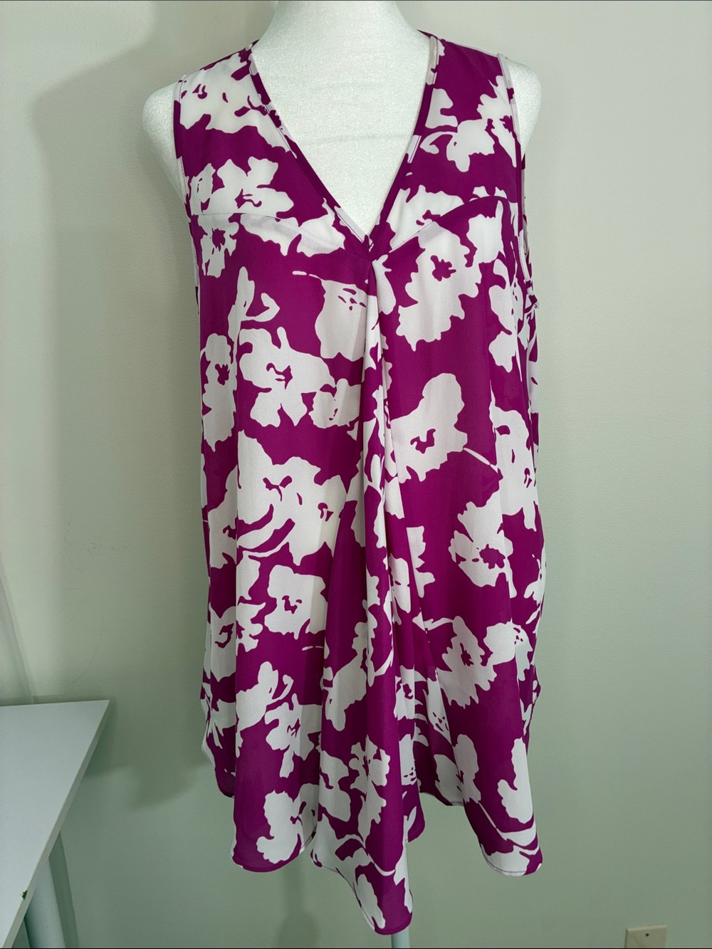Alfani Fuchsia and White Floral Sleeveless V-Neck Blouse 10